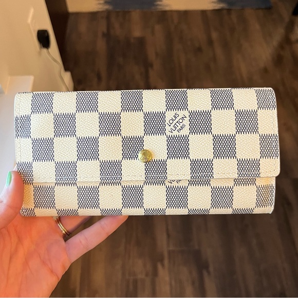 Louis Vuitton Emilie Wallet - Picture 1 of 9